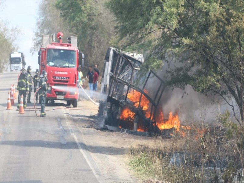 Caminho pega fogo na BR-116 e bloqueia parte da rodovia entre Euclides da Cunha e Tucano